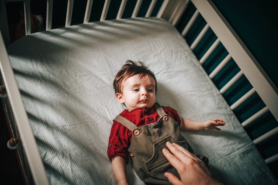 bebé acostado en una manta