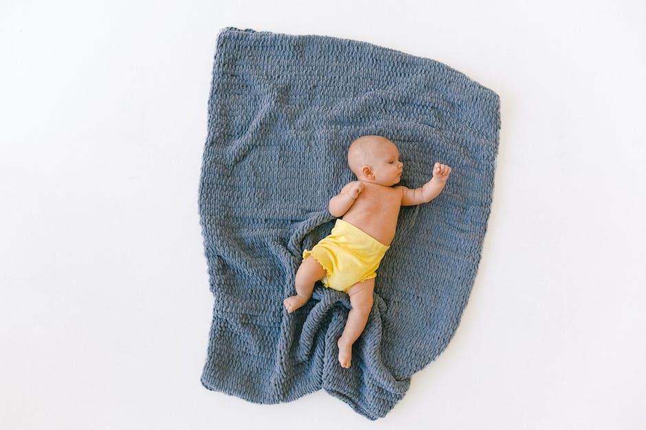 Bebé durmiendo bien en una habitación cómoda y bien iluminada