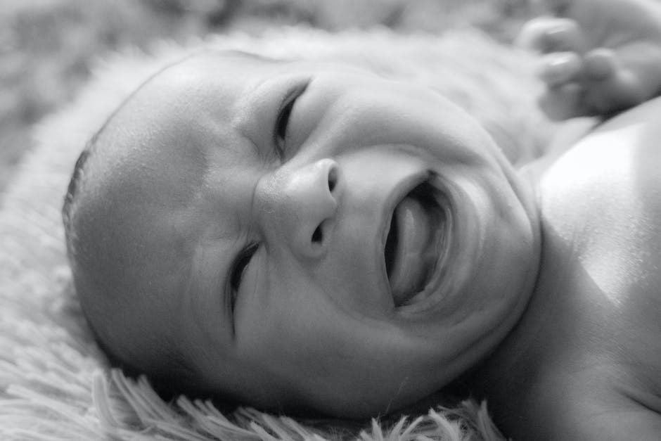 Foto de cerca de la cara de un recién nacido llorando