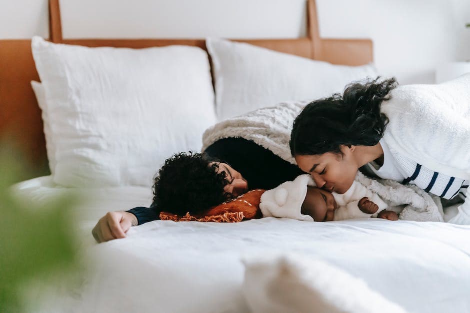 Padre y bebé durmiendo en una habitación acogedora