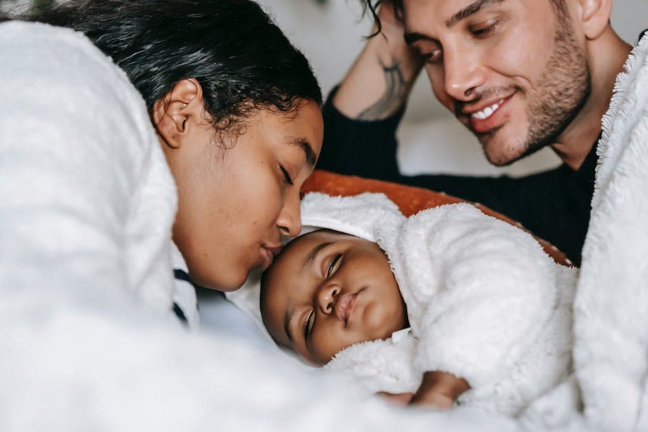 Padre y madre cuidando de su bebé juntos