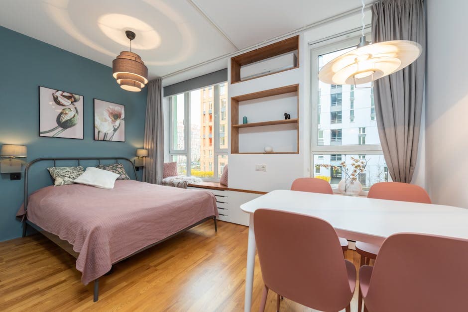 Habitación de bebé preparada para el sueño con una lámpara tenue y cortinas que cubren las ventanas