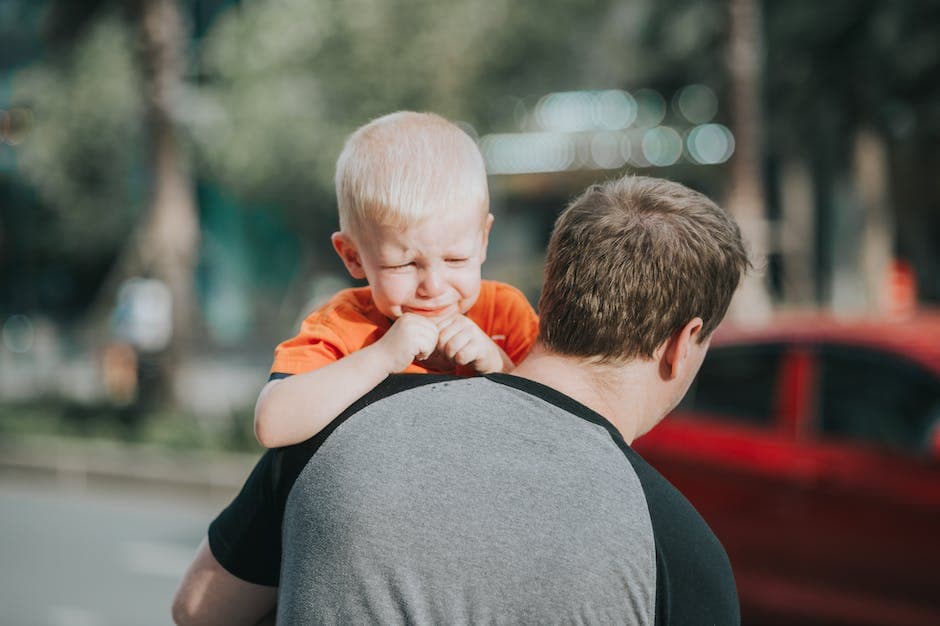 Padre consolando a su bebé