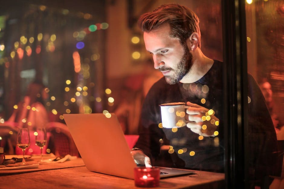 Padre privado de sueño sosteniendo una taza de café
