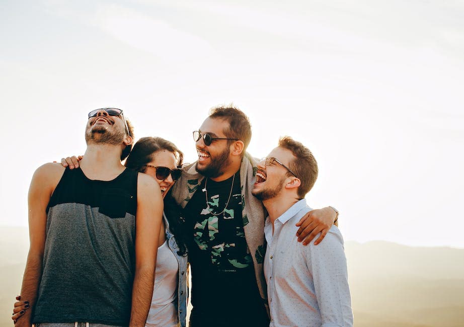 Grupo de padres apoyándose emocionalmente tras una pérdida.