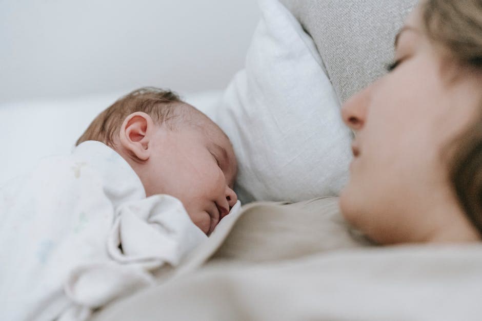 bebé durmiendo de lado con almohada de apoyo