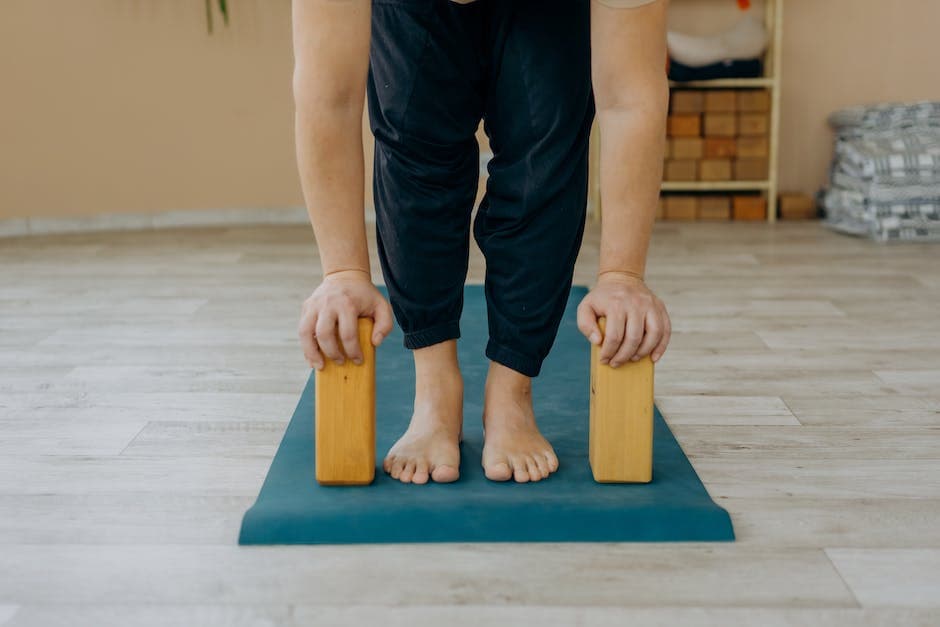 Foto de una persona haciendo yoga en interiores