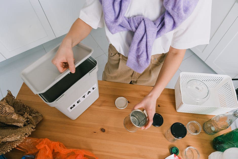 Persona limpiando ventana con paño de microfibra y producto de limpieza natural