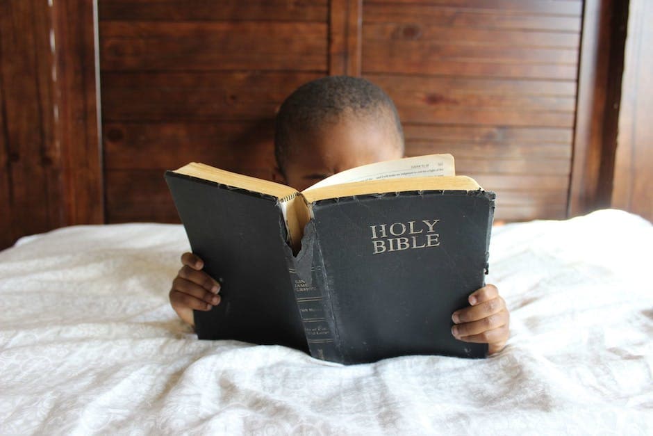 Niño leyendo un libro antes de dormir