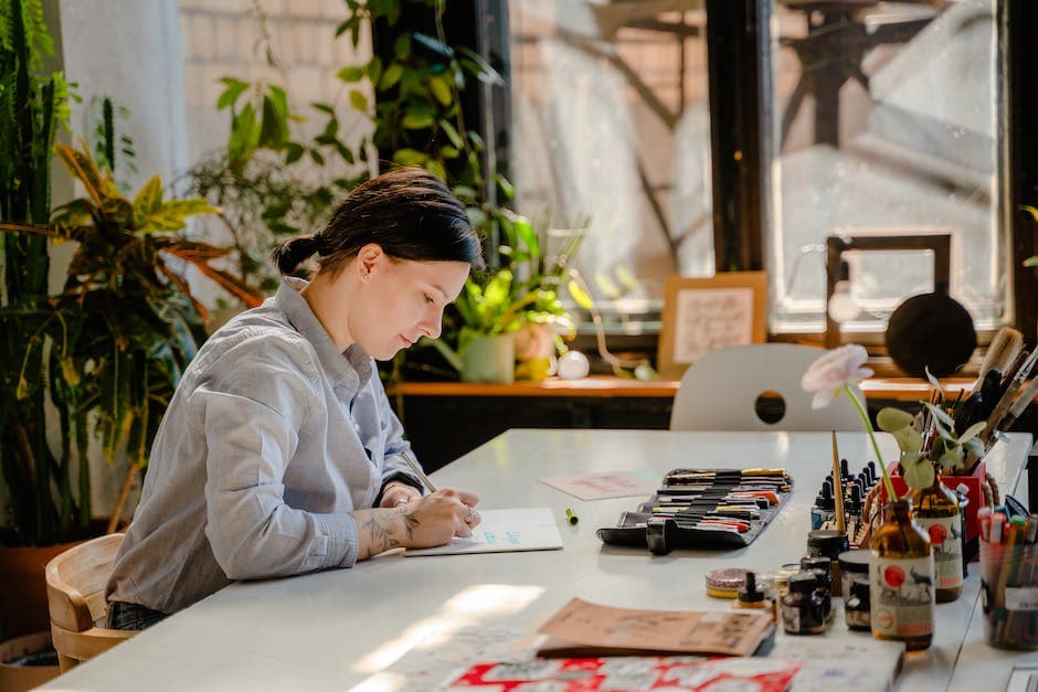 Ilustrador haciendo retoques finales en dibujo sobre papel