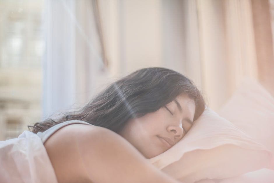 bebé durmiendo boca abajo en una almohada