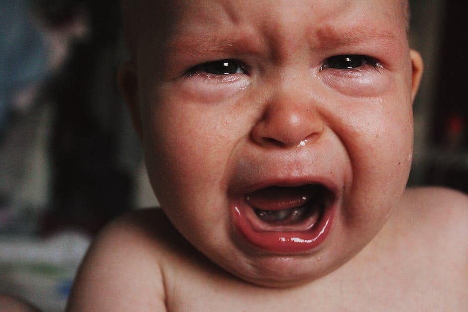 bebé llorando en una cuna