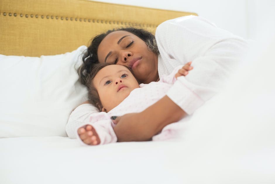 Madre y bebé durmiendo juntos