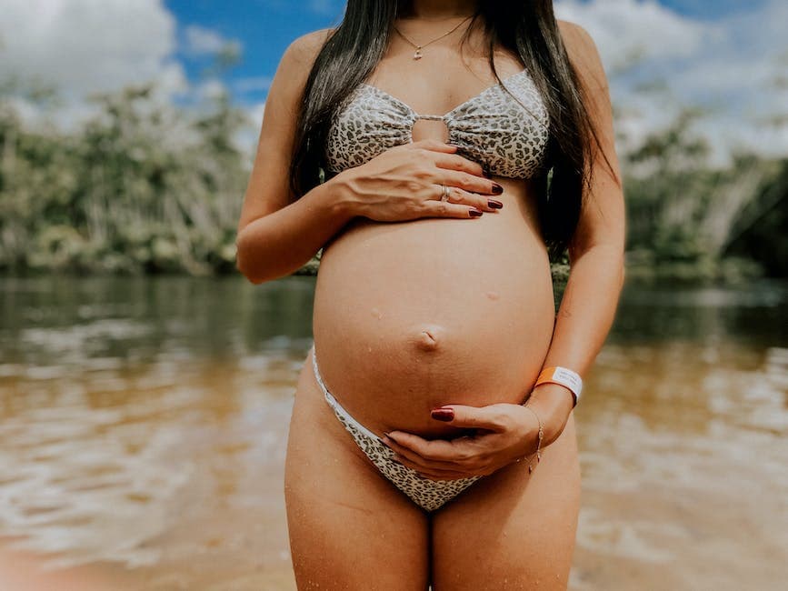 Mujer embarazada con un dispositivo de monitoreo fetal en su barriga