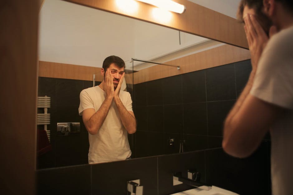 bebé con rostro de incomodidad