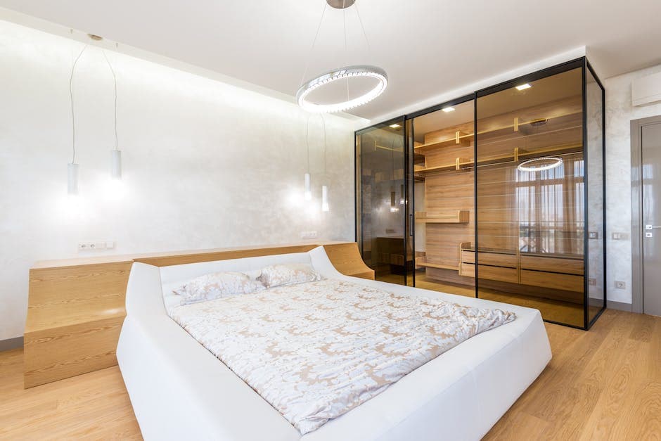 Cuna de bebé con ropa de cama y termómetro