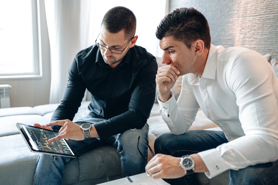 Dos personas revisando la conexión del dispositivo