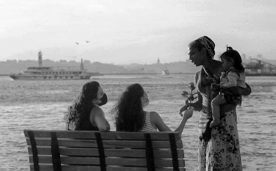 Grupo de padres hablando sobre el sueño de los bebés
