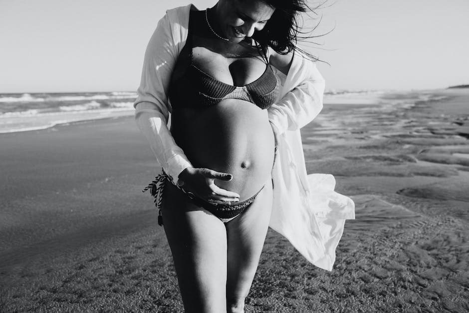 Foto de la barriga de un bebé con burbujas
