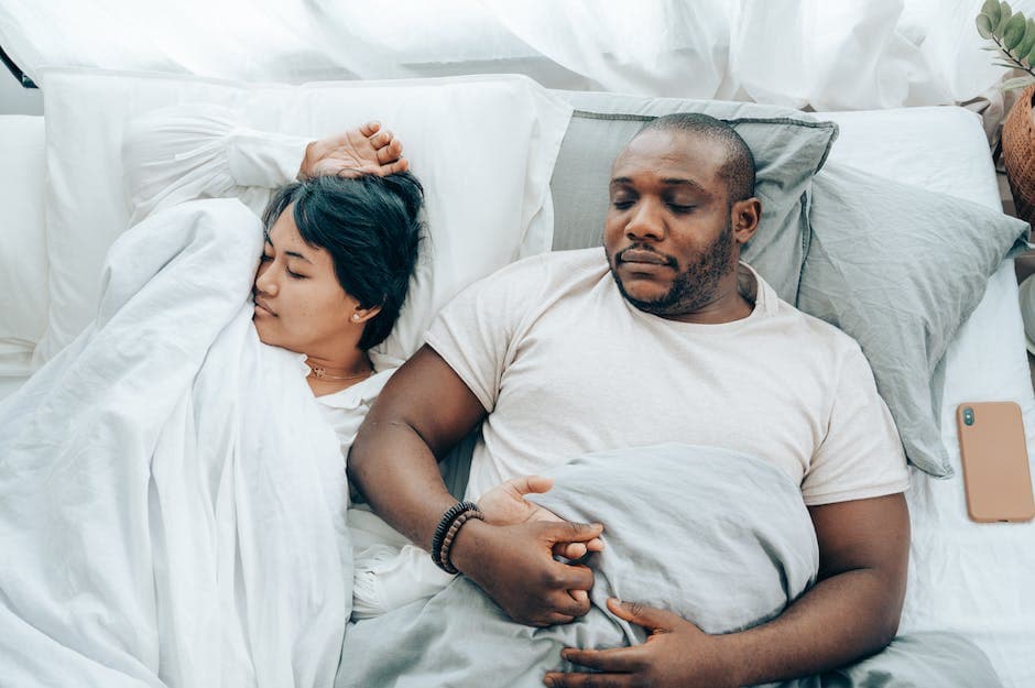 Imagen de una pareja durmiendo plácidamente en la cama
